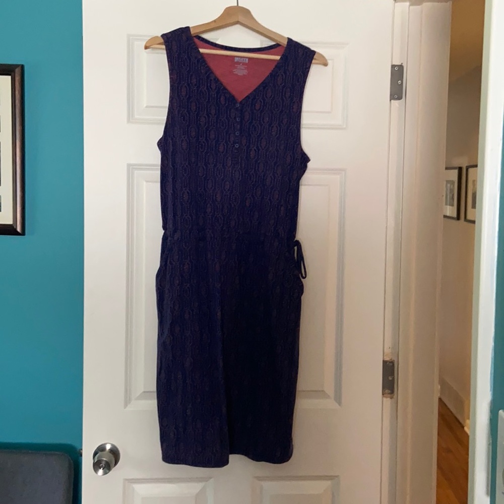 Casual dress, knit material, sleeveless, v-neck